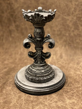 Load image into Gallery viewer, Fleur de lis - Skull Stand