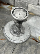 Load image into Gallery viewer, Short Memento Mori Skull Stand